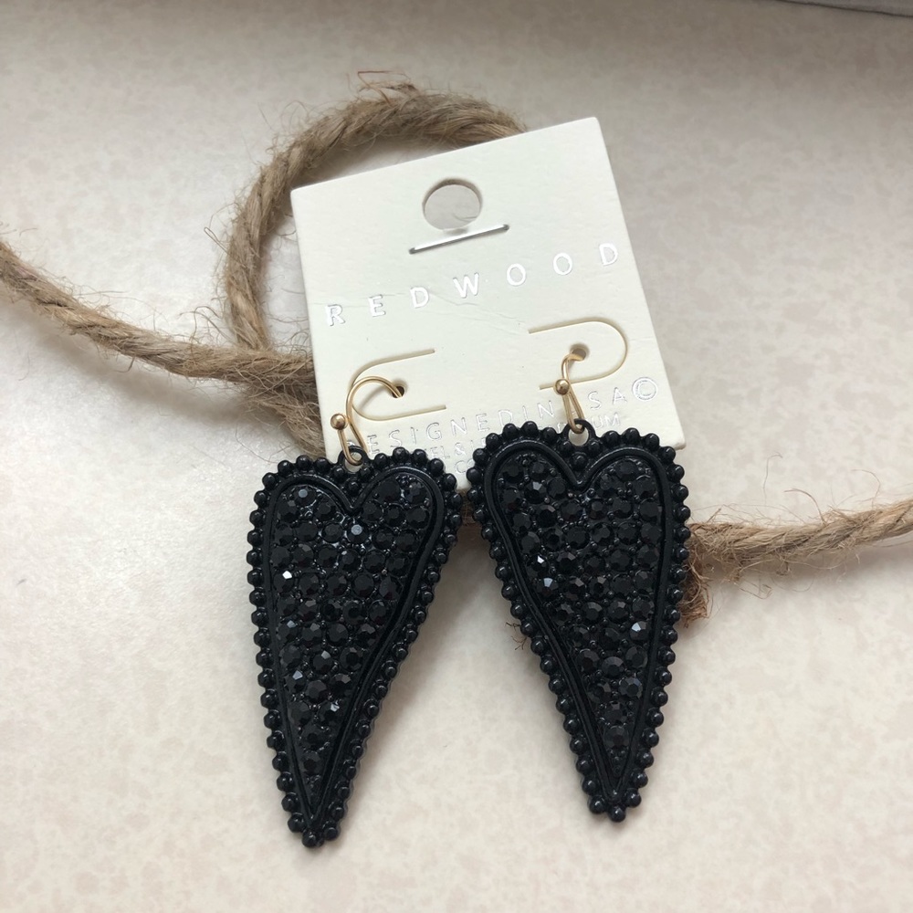 🖤 Redwood black on black heart shaped earrings